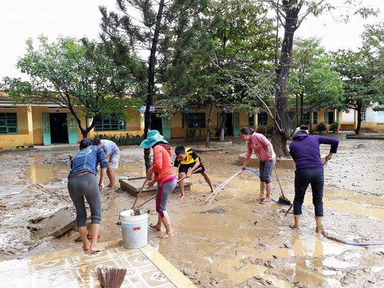 Nhiều giáo viên ở các trường khu vực miền Trung đang khẩn trương khắc phục hậu quả mưa lũ để bắt đầu tuần học mới. Ảnh: TL
