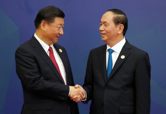 Chủ tịch Trung Quốc Tập Cận Bình bắt tay Chủ tịch Nước Trần Đại Quang (Ảnh: DT)