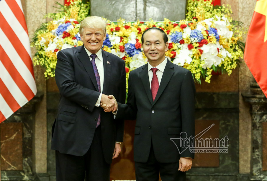 Chủ tịch nước Trần Đại Quang và Tổng thống Mỹ Donald Trump duyệt đội danh dự.