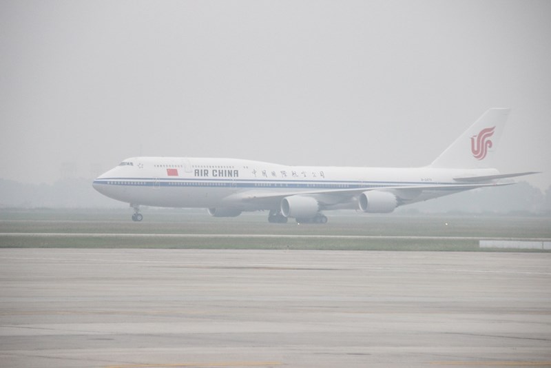 Đúng 11 giờ trưa 12-11, chuyên cơ Air China đưa Chủ tịch Trung Quốc Tập Cận Bình cùng đoàn tháp tùng đáp xuống sân bay Nội Bài.