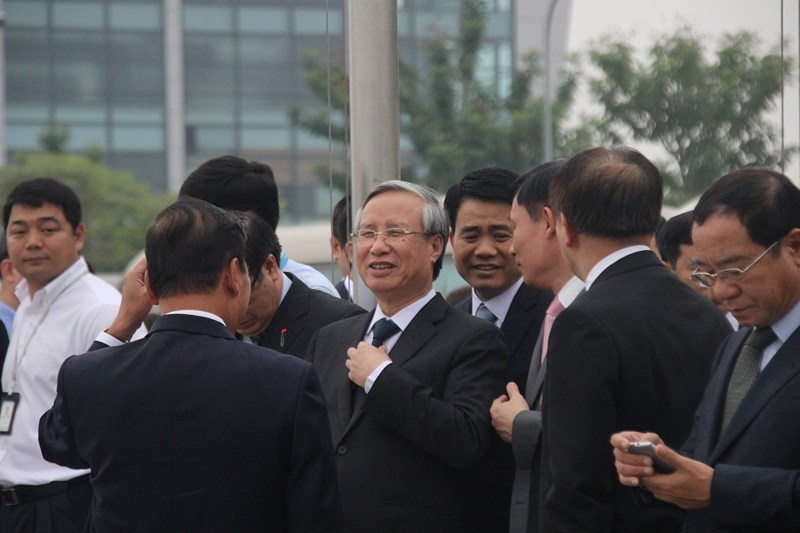Ông Trần Quốc Vượng, Ủy viên Bộ Chính trị , Chủ nhiệm Ủy ban Kiểm tra Trung ương, dẫn đầu đoàn quan chức Việt Nam ra sân bay đón chủ tịch Trung Quốc.