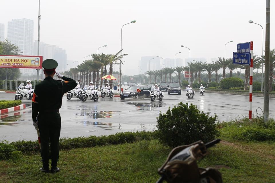 Theo ghi nhận, đoàn xe chở Tổng Bí thư, Chủ tịch Trung Quốc Tập Cận Bình trước đó đã đi qua đường Láng, sau đó qua cầu vượt Trần Duy Hưng. An ninh từ trước đó đã được siết chặt.