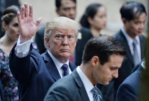 Tổng thống Mỹ Donald Trump rời Việt Nam