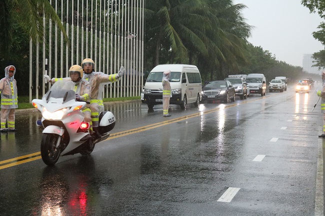 Lực lượng CSGT nỗ lực, cố gắng bất chấp thời tiết xấu, thực hiệm tốt nhiệm vụ được giao