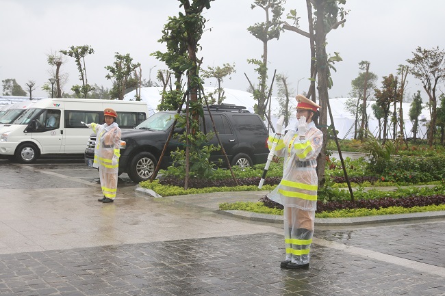 Những nữ CSGT chấp nhận mưa to, gió lớn vẫn thực hiện rất tốt các nhiệm vụ được giao