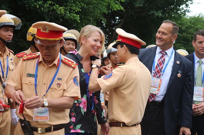 Thiếu tướng Trần Sơn Hà, Cục trưởng Cục CSGT gắn biểu trưng APEC của lực lượng CSGT cho lực lượng an ninh nước bạn.