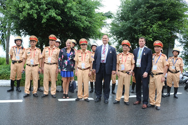 Lực lượng CSGT Việt Nam và lực lượng an ninh các nước thể hiện tình đoàn kết, hữu nghị.