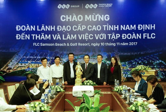 Lãnh đạo Tập đoàn FLC và lãnh đạo tỉnh Nam Định trao quà lưu niệm trong buổi làm việc