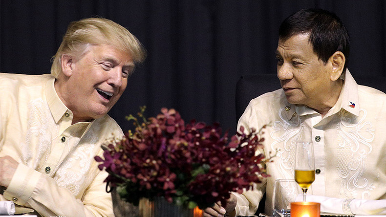 Xem clip Tổng thống Duterte hát say sưa &quot;theo mệnh lệnh của Tổng thống Trump&quot;