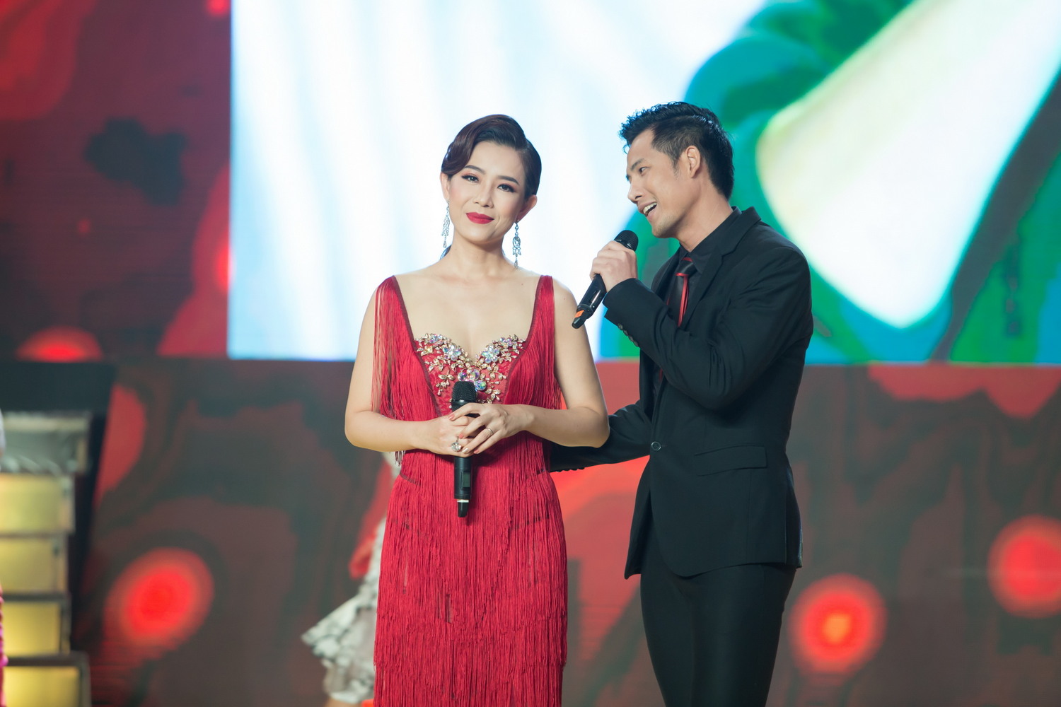 Hội ngộ khán giả trong đêm chung kết xếp hạng Tình Bolero 2017 còn có các thí sinh Thanh Thức, Hoa hậu ảnh 2000 Yến Nhi, MC Quốc Bình, diễn viên Lý Hương.