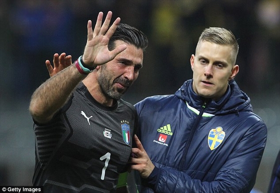 Buffon chia tay tuyển Italia trong nước mắt!