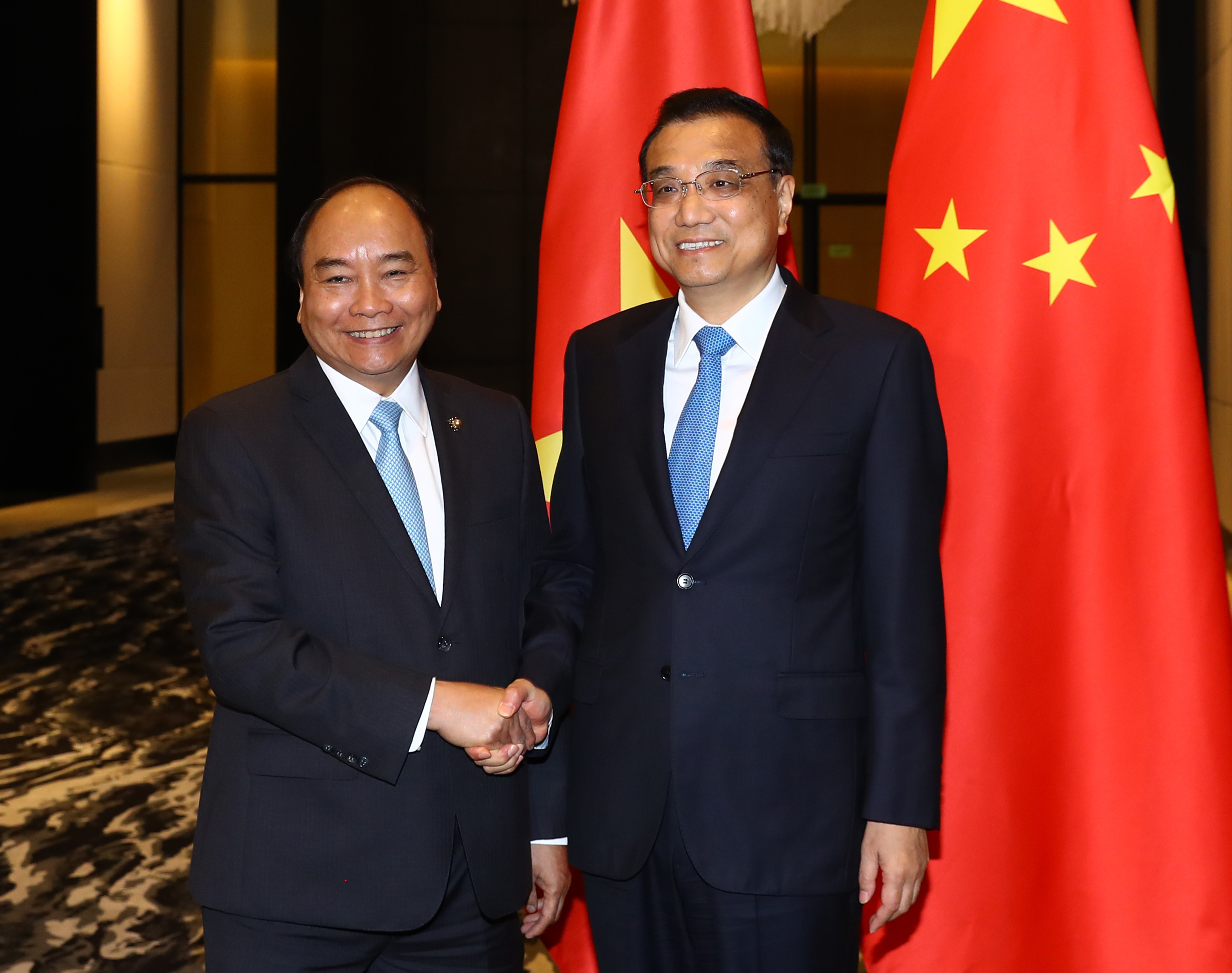 Thủ tướng Nguyễn Xuân Phúc và Thủ tướng Trung Quốc Lý Khắc Cường - Ảnh: VGP/Quang Hiếu