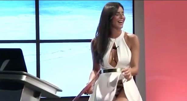 MC Barbara Francesca Ovieni luống cuống vì tình huống khó nói xảy ra với chiếc váy xẻ bạo