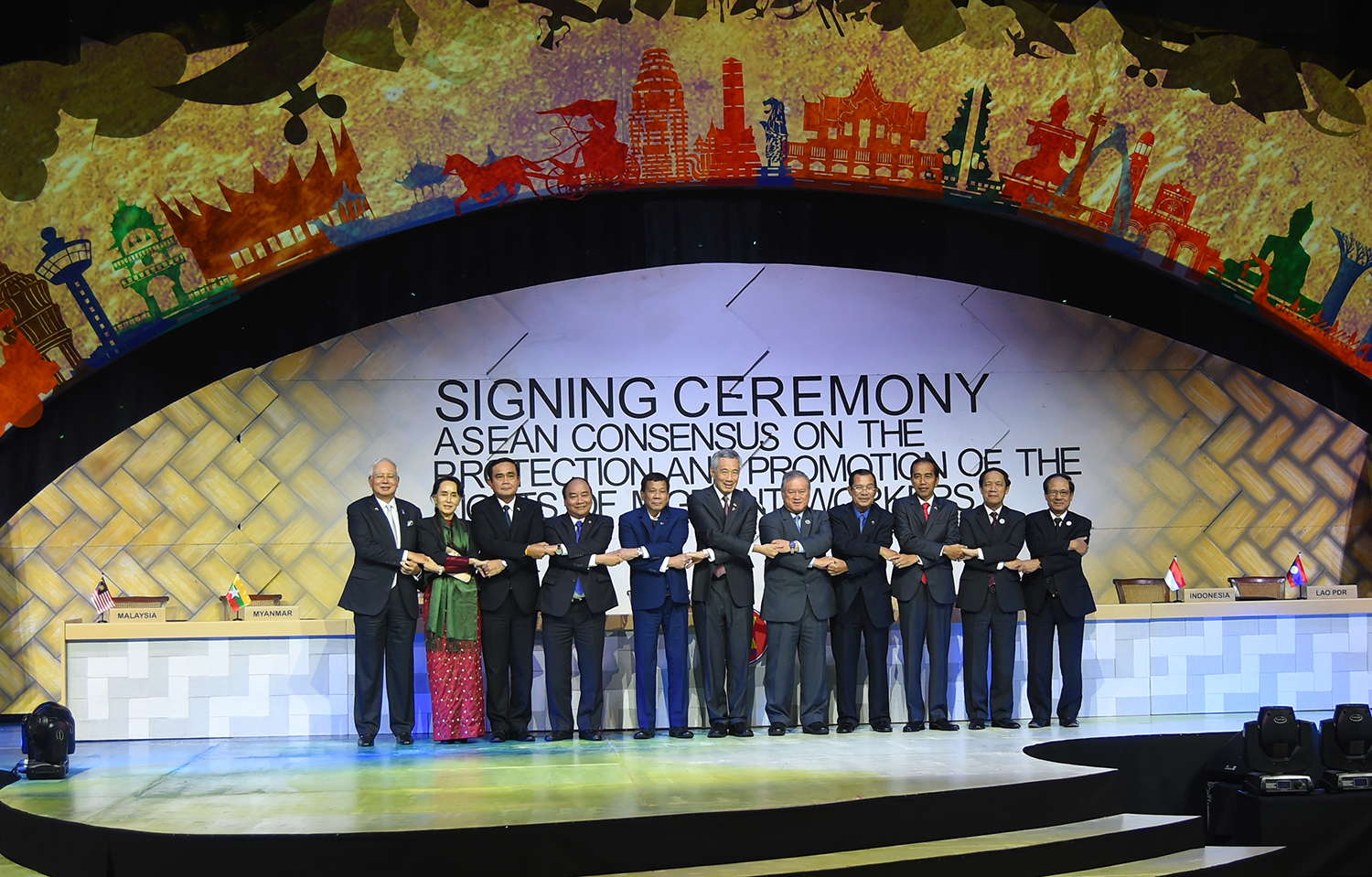 Thủ tướng Nguyễn Xuân Phúc dự lễ ký kết Đồng thuận ASEAN về bảo vệ và thúc đẩy quyền của người lao động di cư. Ảnh: VGP