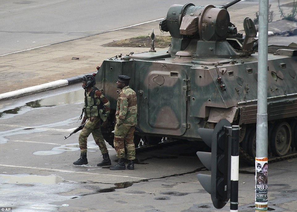 Hàng đoàn xe tăng của quân đội đã tiến vào thủ đô Zimbabwe