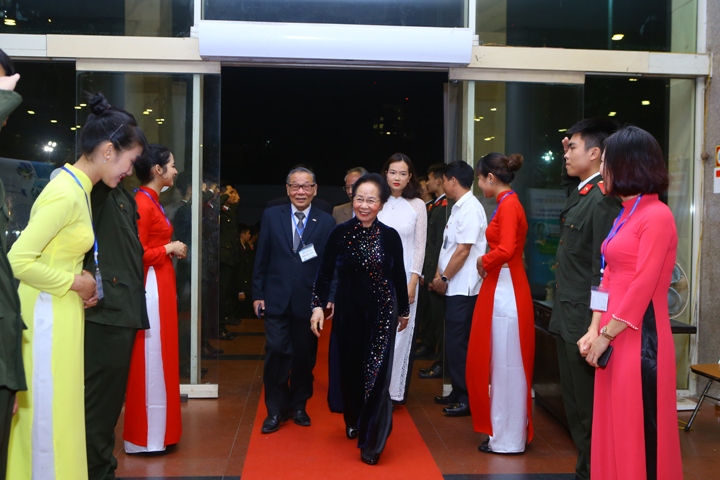 Nguyên Phó Chủ tịch nước, Chủ tịch Hội Khuyến học Việt Nam Nguyễn Thị Doan tới dự lễ trao giải.