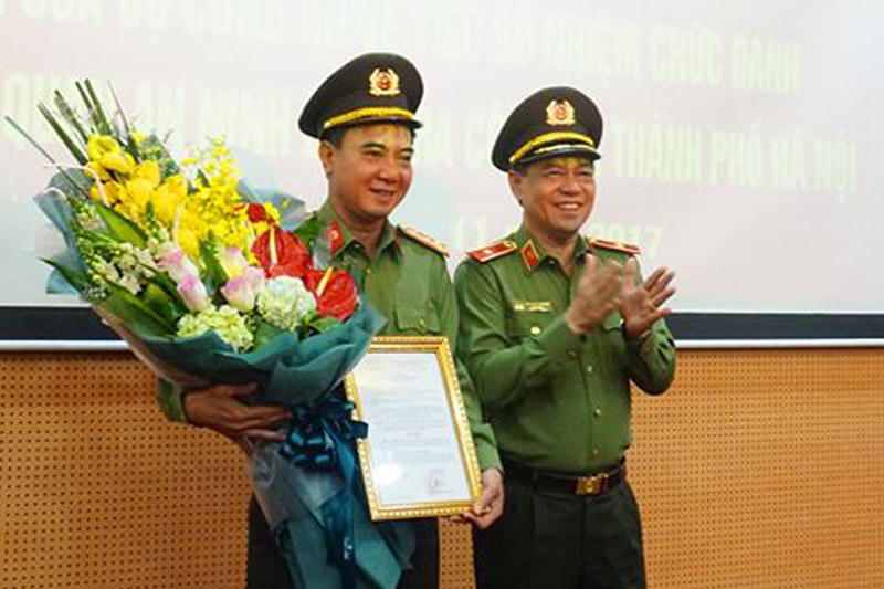 Thiếu tướng Đoàn Duy Khương trao quyết định cho Đại tá Nguyễn Anh Tuấn. Ảnh: ANTĐ