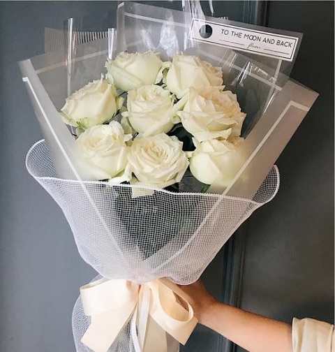 Bó hoa hồng trắng giá 500 nghìn đồng