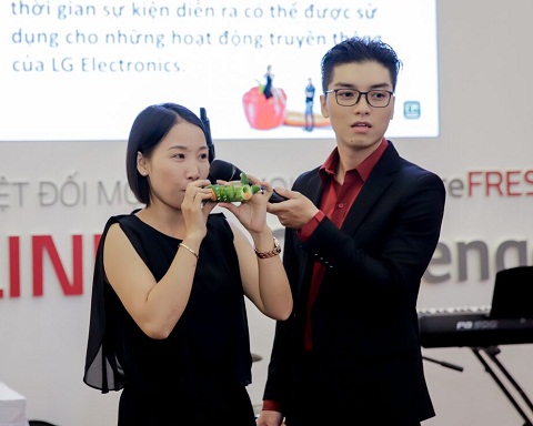 Dàn nhạc giao hưởng đến từ Hàn Quốc thực hiện những tiết mục biểu diễn ấn tượng với các nhạc cụ được làm bằng rau củ quả, bảo quản trong tủ lạnh Inverter Linear của LG.