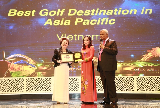 Thứ trưởng Bộ Văn hóa, Thể thao và Du lịch Trịnh Thị Thủy (đứng giữa) cùng Madame Nguyễn Thị Nga (trái), nhận giải thưởng từ Ban tổ chức