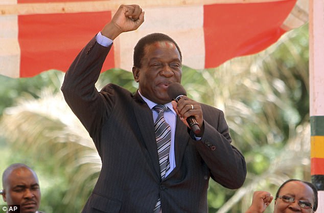 Cựu Phó Tổng thống Emmerson Mnangagwa đã trở về nước sau khi bị Tổng thống Mugabe sa thải và phải sống lưu vong ở nước ngoài trong thời gian vừa qua. Ông này đang được nhiều người ủng hộ lên cầm quyền