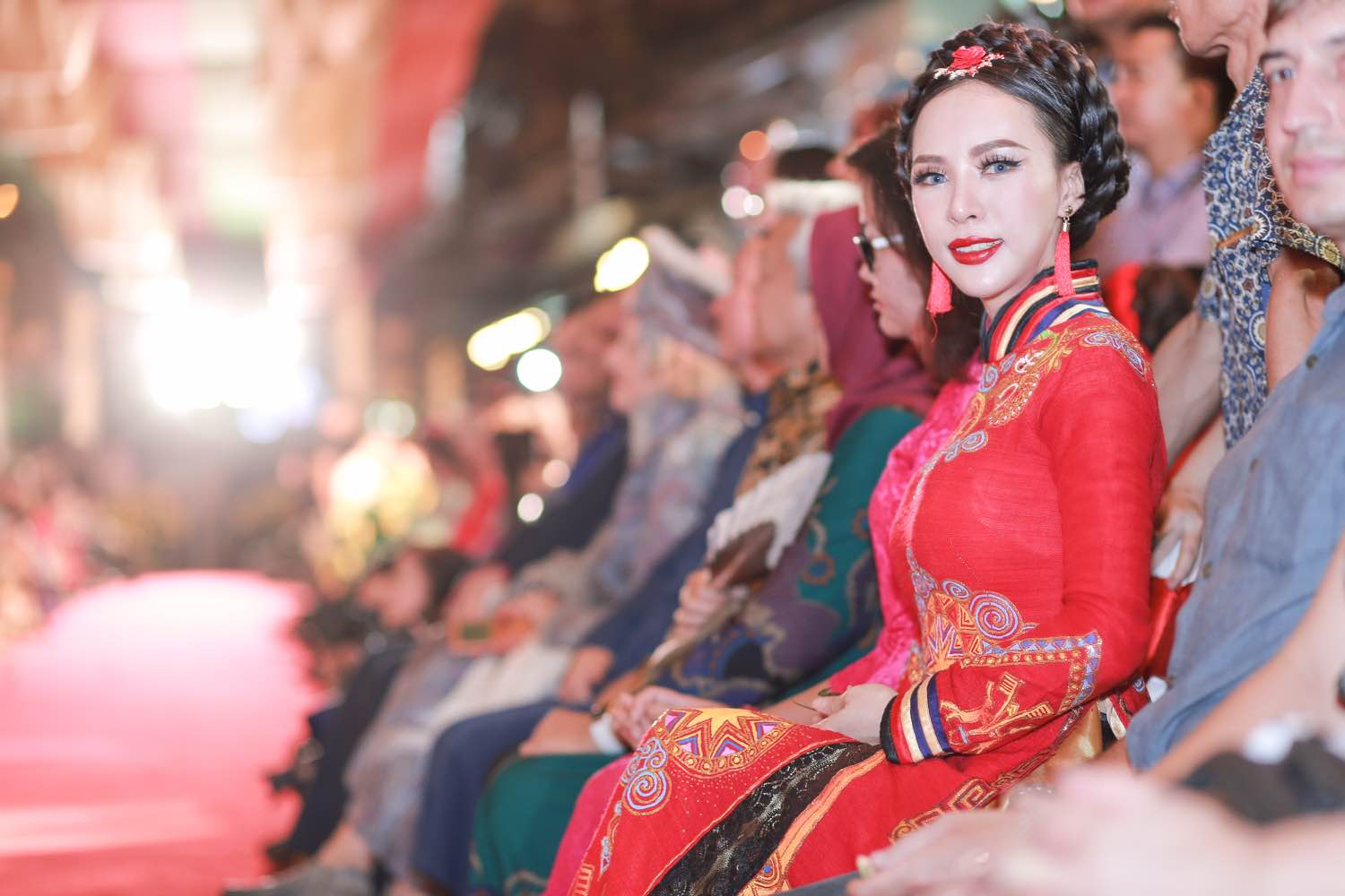 Á hậu Ngọc Quỳnh diện áo dài đỏ nổi bật tại sự kiện