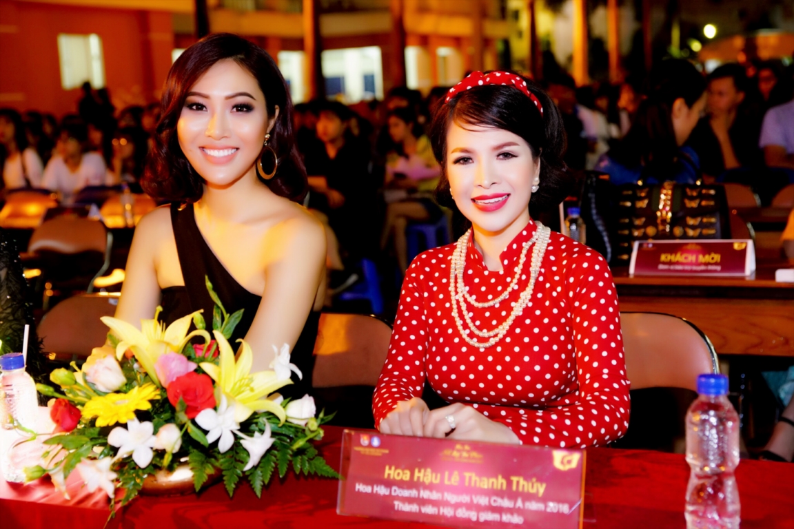 Hoa hậu Lê Thanh Thúy chấm thi nhan sắc cùng Hoa khôi Áo dài Diệu Ngọc