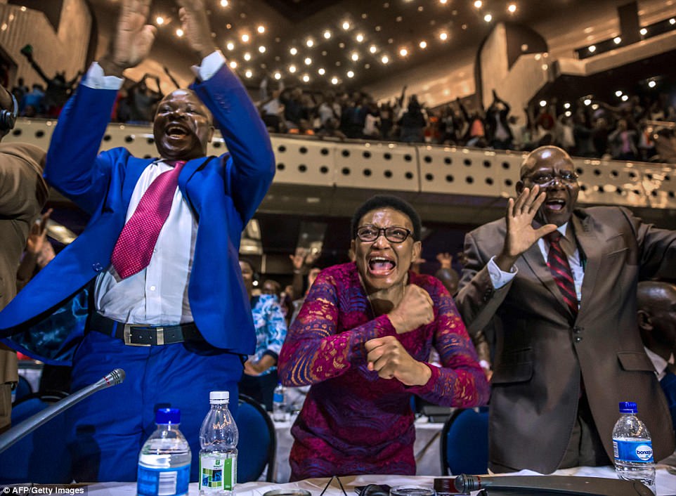 Tổng thống Zimbabwe &quot;bỏ vợ chạy lấy người&quot;, người dân ăn mừng
