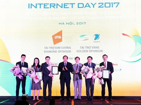 Bộ trưởng Bộ Thông tin và Truyền thông Trương Minh Tuấn trao kỷ niệm chương cho 5 doanh nghiệp có ảnh hưởng lớn nhất đến Internet.