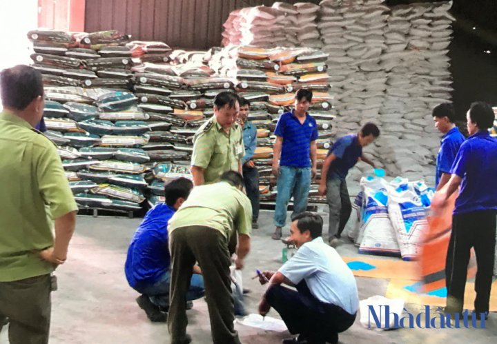 Cơ quan chức năng lập biên bản các sản phẩm phân bón tại Công ty Thuận Phong