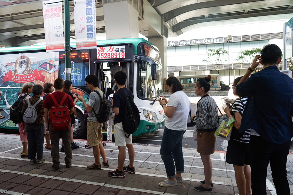 Người dân chờ xe buýt tại Đài Bắc. 