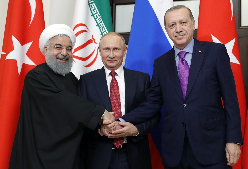 Tổng thống Putin (ở giữa) đang bắt tay với Iran và Thổ Nhĩ Kỳ để thúc đẩy tiến trình hòa bình ở Syria