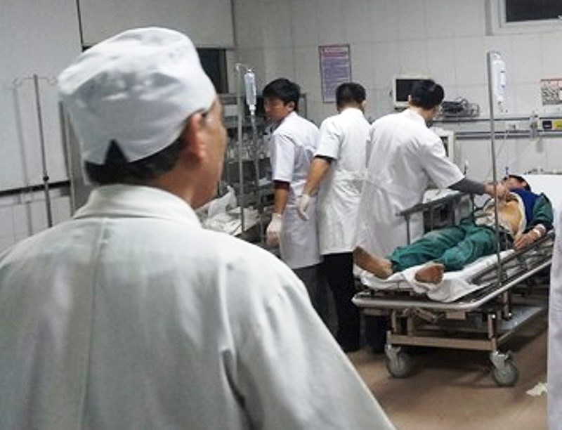 Công nhân bị thương trong vụ sập giàn giáo đang cấp cứu, điều trị tại BV 115 Nghệ An.