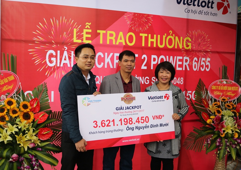 Đại diện đại lý Vân Thanh trao Jackpot cho khách hàng Nguyễn Đình Mười (giữa)