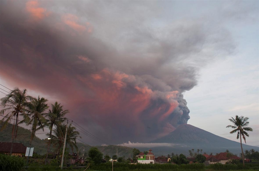 &quot;Thiên đường&quot; Bali tê liệt vì núi lửa phun trào