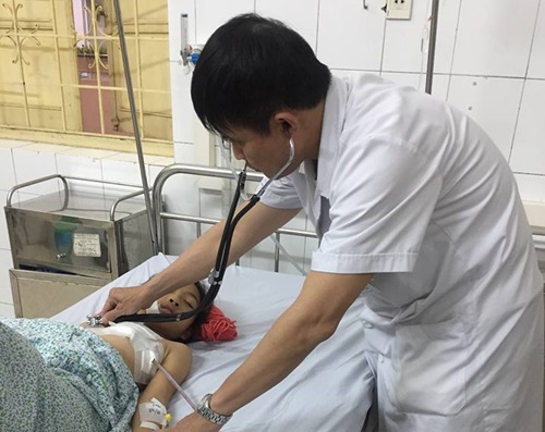 Hà Nội: Một học sinh bị kính vỡ ở trường học đâm thấu ngực