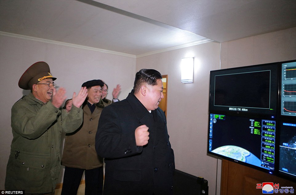 Cận cảnh tên lửa gây rúng động của Triều Tiên và cảm xúc của Kim Jong Un