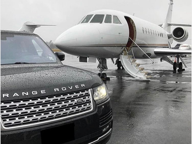 Land Rover Range Rover và máy bay riêng là những phương tiện được giới nhà giàu Zimbabwe thường xuyên sử dụng.