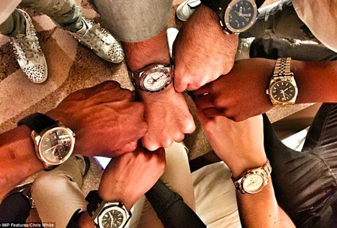 Thiếu gia nhà Mugabe khoe chiếc đồng hồ Rolex cùng các bạn và còn chua dòng chữ: 