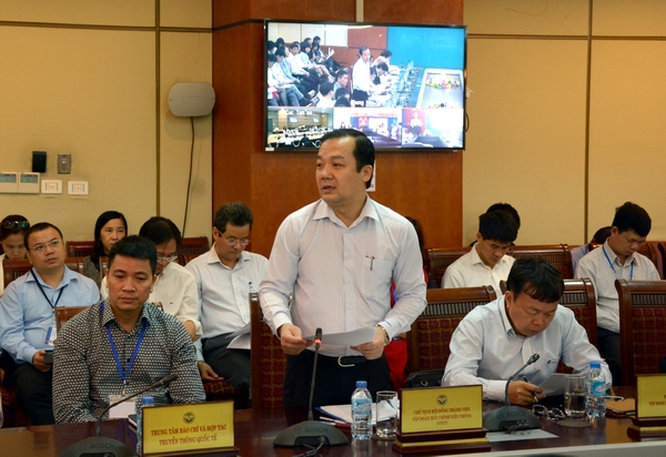 Ông Phạm Đức Long – Tổng Giám đốc VNPT chia sẻ tình hình sản xuất kinh doanh, đảm bảo mạng lưới của Tập đoàn tại Hội nghị giao ban quản lý nhà nước tháng 10/2017 của Bộ TT&TT diễn ra sáng 6/11/2017 (Ảnh Quang Thuấn).