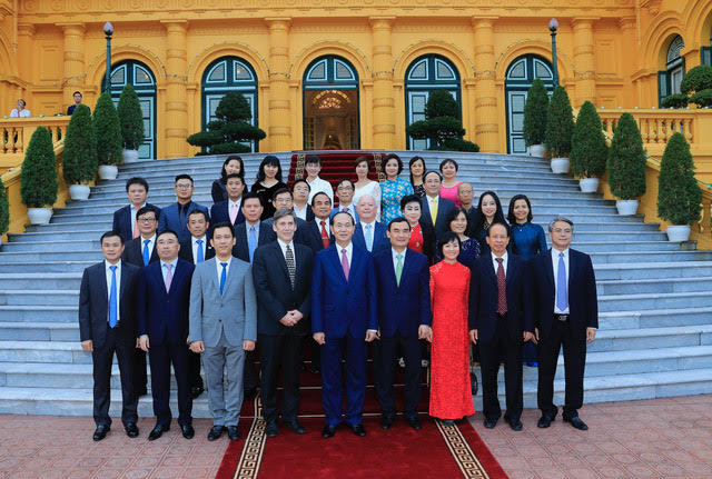 Chủ tịch nước Trần Đại Quang chụp ảnh lưu niệm với lãnh đạo các doanh nghiệp trong và ngoài nước tài trợ cho Hội nghị Cấp cao APEC 2017.