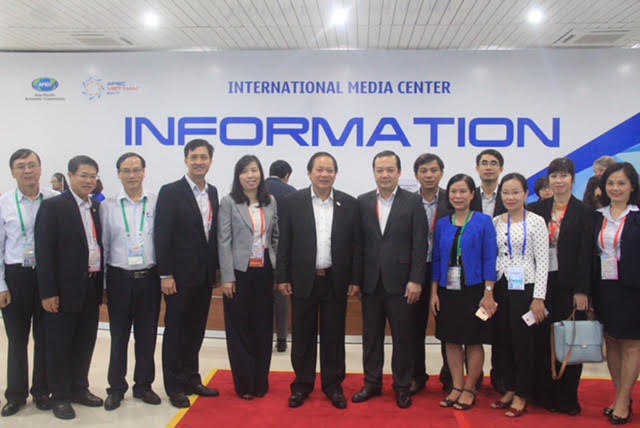 Bộ trưởng Bộ Thông tin và Truyền thông Trương Minh Tuấn và lãnh đạo, nhân viên Tập đoàn VNPT tại Trung tâm Báo chí APEC.