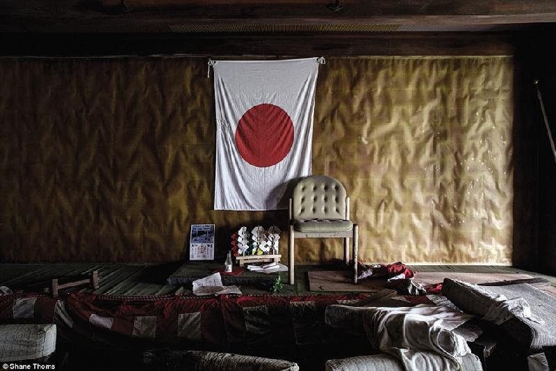 Tầng trệt của một khách sạn bị bỏ hoang ở Nikko, tỉnh Tochigi: Đây là khách sạn Onsen nằm trong một khu du lịch nhộn nhịp và có tầm nhìn về phía một dòng sông. Vào cuối những năm 1990, đầu 2000, khủng hoảng kinh tế đã khiến lượng du khách đến đây sụt giảm dẫn đến việc khách sạn bị bỏ hoang. 