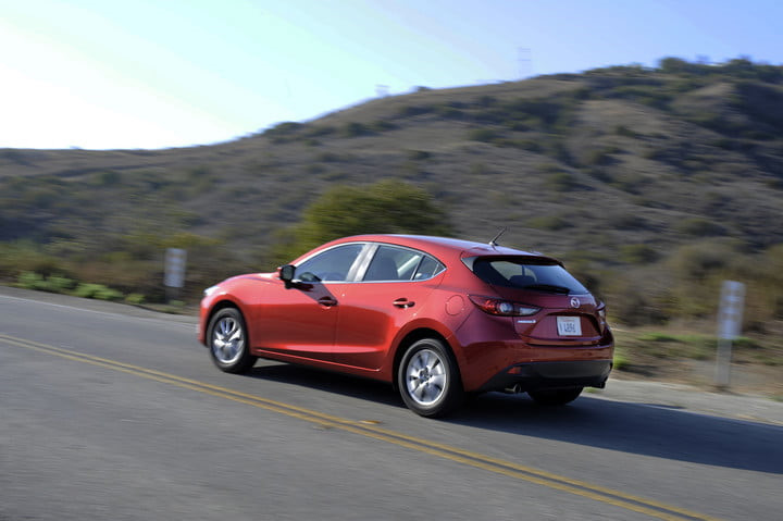 Mazda 3: Với kiểu dáng hiện đại, trẻ trung, Mazda 3 sử dụng khối động cơ 2.0L, 4 xy-lanh có mức tiêu hao nhiên liệu thấp. Chiếc hatchback này còn có khoang nội thất sang trọng với không gian khá rộng. Mazda 3 nổi bật bởi màn hình hiển thị head-up hiện đại, hệ thống đèn pha thích ứng và kiểm soát hành trình chủ động.