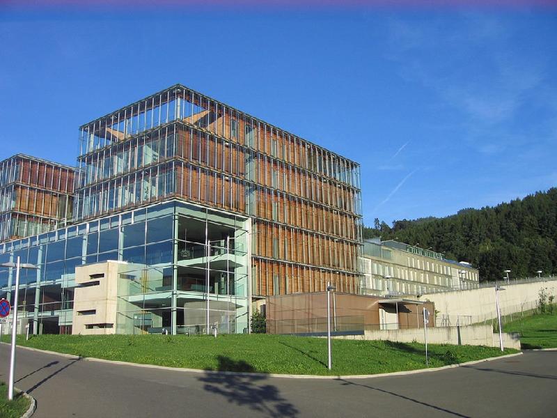 Theo Business Insider, Trung tâm Công lý ở Áo không giống hầu hết nhà tù khác, nhất là về mặt kiến trúc. Thiết kế của kiến trúc sư Joseph Hohensinn cho phép ánh sáng tràn ngập các buồng giam. Lối vào nhà tù đề 2 câu khẩu hiệu khẳng định các quyền phẩm giá và nhân đạo của tù nhân. Ảnh: Wikimedia Commons.