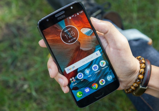 Motorola Moto G5S Plus (6,99 triệu): Chính thức ra mắt tại thị trường Việt Nam hồi tháng 10/2017, Moto G5S Plus tiếp tục duy trì những ưu điểm từ người tiền nhiềm Moto G5 Plus với thiết kế kim loại nguyên khối, màn hình 5,5 inch Full HD với kính cường lực Corning Gorilla Glass 3.