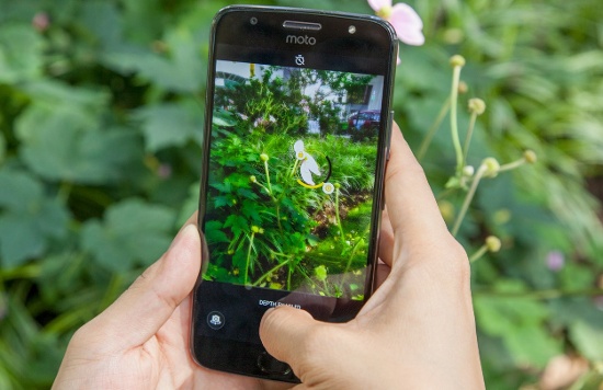 Để chụp ảnh selfie, Moto G5S Plus còn có camera trước 8 megapixel góc rộng, tích hợp đèn LED và chế độ chụp selfie toàn cảnh.