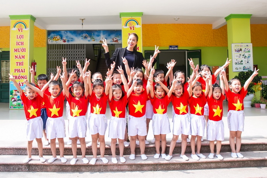 Cũng trong ngày, Phạm Hương cũng đã đến thăm trường mầm non tại xã Liên Hà. Cô được các cô giáo và các em học sinh vui vẻ chào đón. 