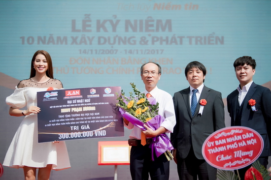 Tại đây, Phạm Hương đã vinh dự có mặt trong buổi lễ kỉ niệm 10 năm xây dựng và phát triển của trường. Đồng thời, cô đại diện hiệp hội JLAN trao 300 triệu học bổng tiếng Nhật dành cho học sinh và giảng viên của trường.