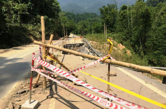 Một đoạn đường Quốc lộ 217 bị sạt lở nghiêm trọng đoạn qua huyện Quan Sơn, tỉnh Thanh Hóa